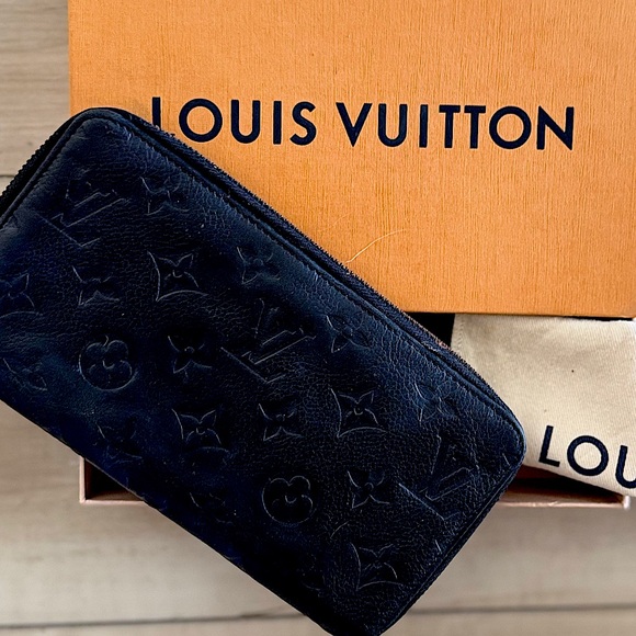 Gorgeous Louis Vuitton black Zippy Wallet - Picture 1 of 3